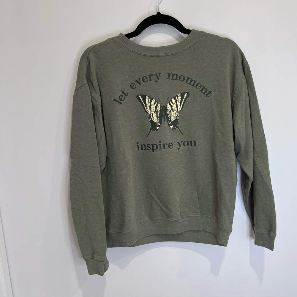 “Let Every Moment Inspire You” Crewneck Size M